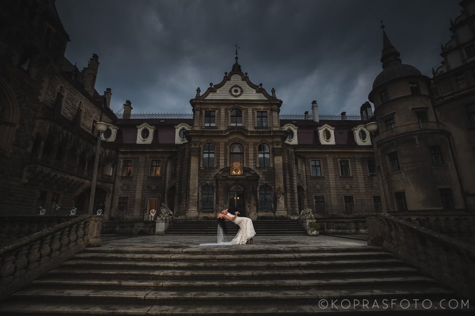 zamek Moszna, piękna sesja ślubna, piękna sesja plenerowa, kreatywna sesja plenerowa, sesja pałacowa, sesja zamkowa, artystyczna sesja ślubna, najlepszy fotograf ślubny konin, najlepszy fotograf śłubny poznań, najlepszy fotograf ślubny ostrów wielkopolski, konin,