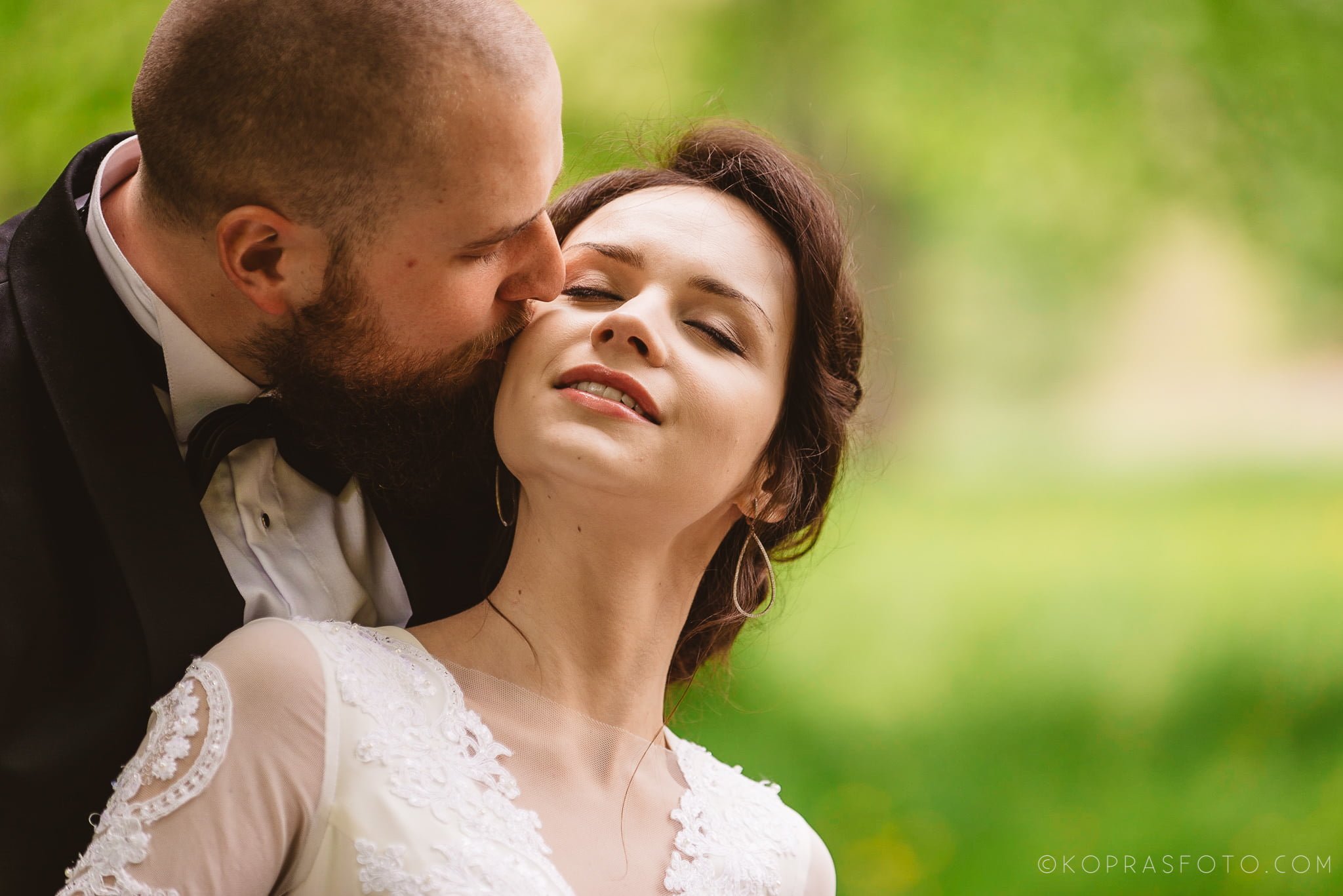 romantycznie w parku przy klasztorze, Elegancka sesja ślubna, ponadczasowe zdjęcia Jeszcze raz chcielibyśmy tam pojechać, Koprasfoto wykonali Sesja plenerowa w Łubiążu z Asią i Łukaszem, fantastyczne miejsce koło Wrocławia, niesamowite wnętrza w Klasztorze CystersówSesja plenerowa w Łubiążu z Asią i Łukaszem, fantastyczne miejsce koło Wrocławia, niesamowite wnętrza klasztoru cystersów, sesja ślubna tam to marzenie, przepiękne sufity