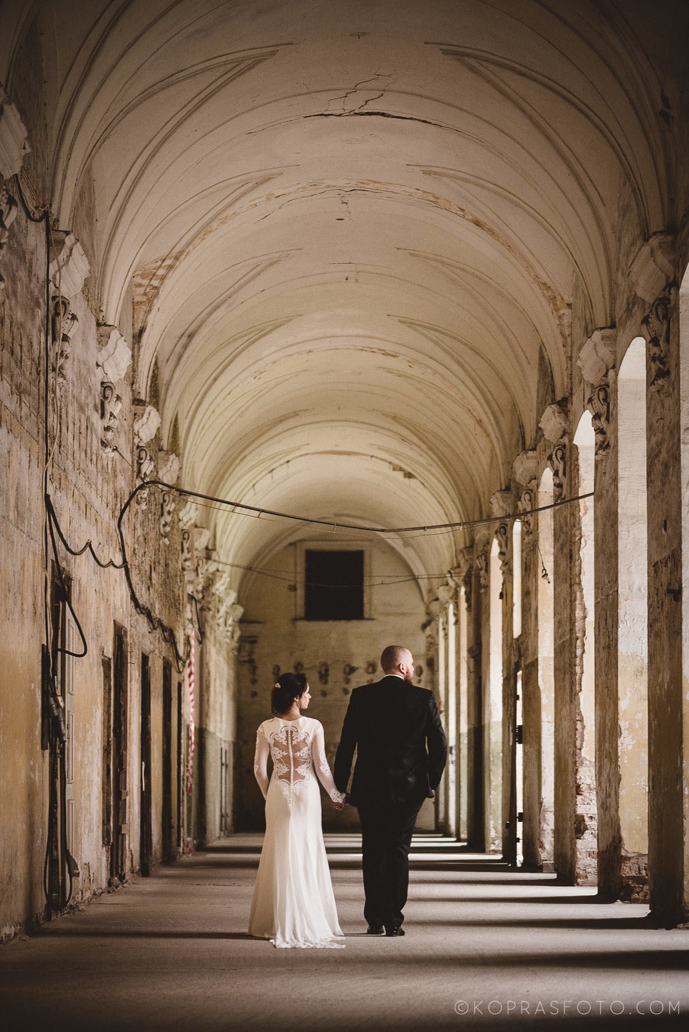 Elegancka sesja ślubna, ponadczasowe zdjęcia Jeszcze raz chcielibyśmy tam pojechać, Koprasfoto wykonali Sesja plenerowa w Łubiążu z Asią i Łukaszem, fantastyczne miejsce koło Wrocławia, niesamowite wnętrza w Klasztorze CystersówSesja plenerowa w Łubiążu z Asią i Łukaszem, fantastyczne miejsce koło Wrocławia, niesamowite wnętrza klasztoru cystersów, sesja ślubna tam to marzenie, przepiękne sufity