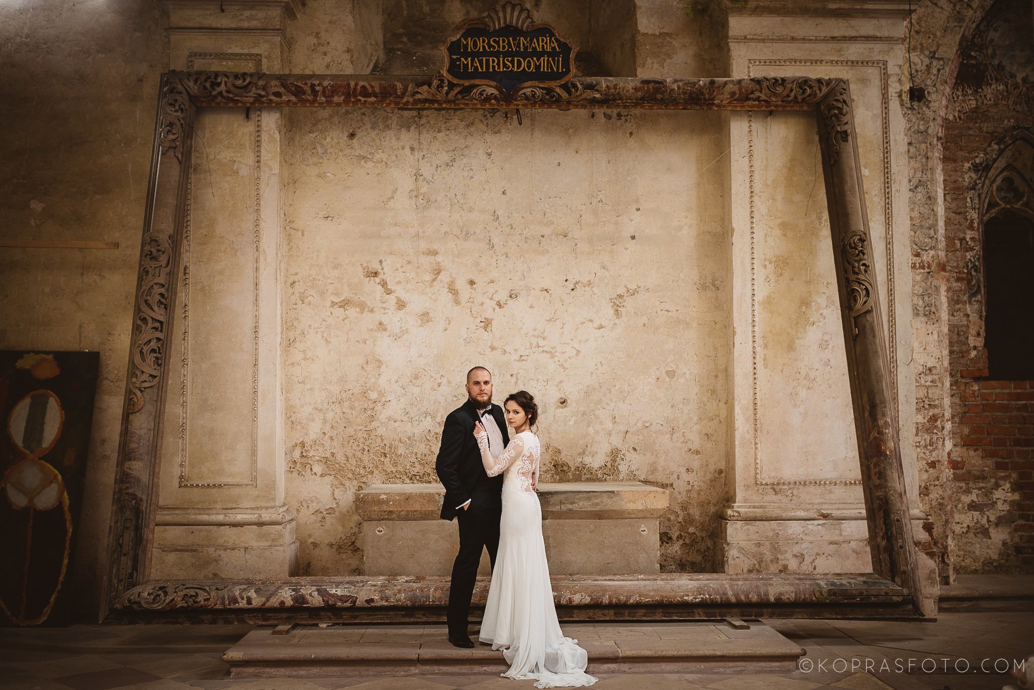 Elegancka sesja ślubna, ponadczasowe zdjęcia Jeszcze raz chcielibyśmy tam pojechać, Koprasfoto wykonali Sesja plenerowa w Łubiążu z Asią i Łukaszem, fantastyczne miejsce koło Wrocławia, niesamowite wnętrza w Klasztorze CystersówSesja plenerowa w Łubiążu z Asią i Łukaszem, fantastyczne miejsce koło Wrocławia, niesamowite wnętrza klasztoru cystersów, sesja ślubna tam to marzenie, przepiękne sufity, rama obrazu