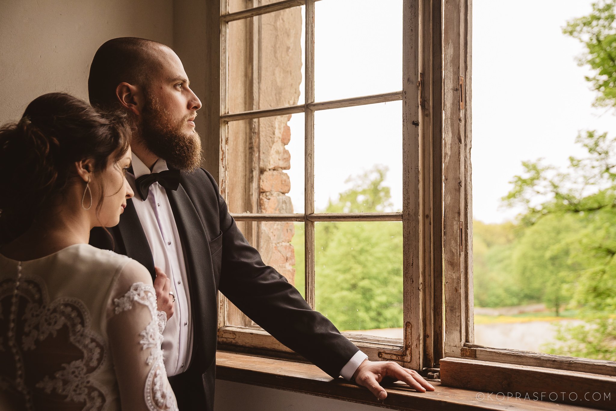 Elegancka sesja ślubna, ponadczasowe zdjęcia Jeszcze raz chcielibyśmy tam pojechać, Koprasfoto wykonali Sesja plenerowa w Łubiążu z Asią i Łukaszem, fantastyczne miejsce koło Wrocławia, niesamowite wnętrza w Klasztorze CystersówSesja plenerowa w Łubiążu z Asią i Łukaszem, fantastyczne miejsce koło Wrocławia, niesamowite wnętrza klasztoru cystersów, sesja ślubna tam to marzenie, przepiękne sufity