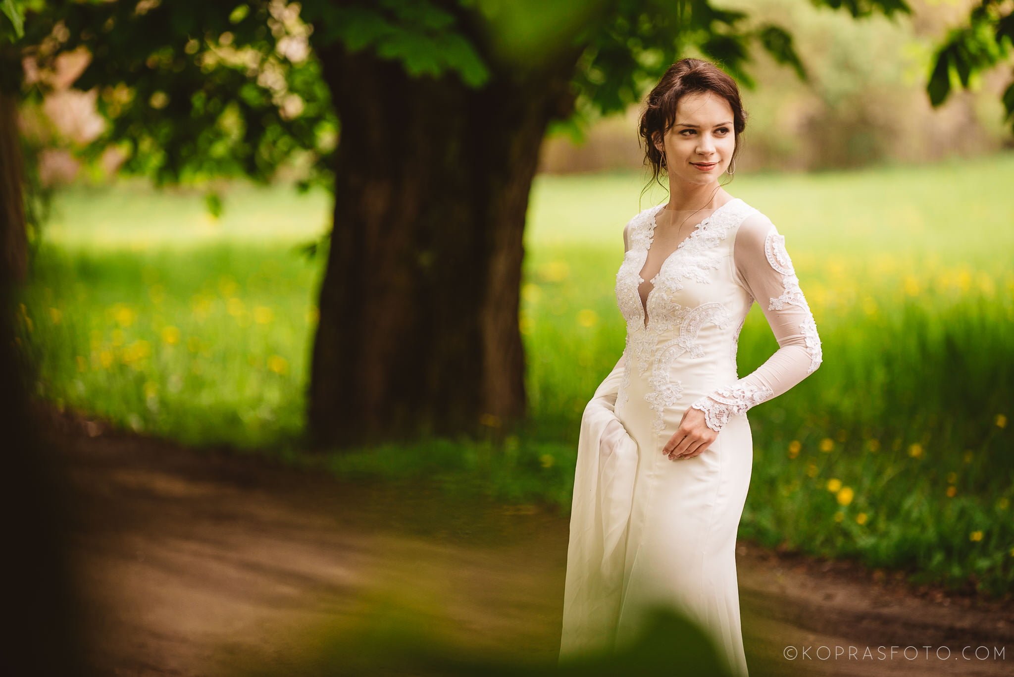 Elegancka sesja ślubna, ponadczasowe zdjęcia Jeszcze raz chcielibyśmy tam pojechać, Koprasfoto wykonali Sesja plenerowa w Łubiążu z Asią i Łukaszem, fantastyczne miejsce koło Wrocławia, niesamowite wnętrza w Klasztorze CystersówSesja plenerowa w Łubiążu z Asią i Łukaszem, fantastyczne miejsce koło Wrocławia, niesamowite wnętrza klasztoru cystersów, sesja ślubna tam to marzenie, przepiękne sufity