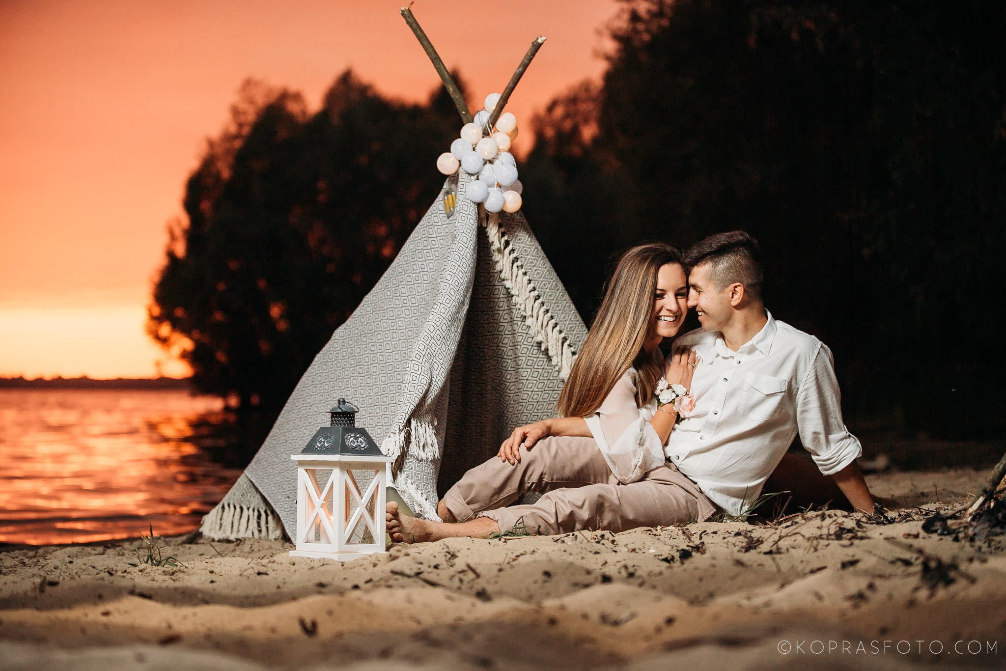 romantyczna sesja narzeczeńska, piękne zdjęcia, kreatywna fotografia, zbiornik jeziorsko, naturalne zdjęcia, radość, emocje, fotograf slubny Klisz,