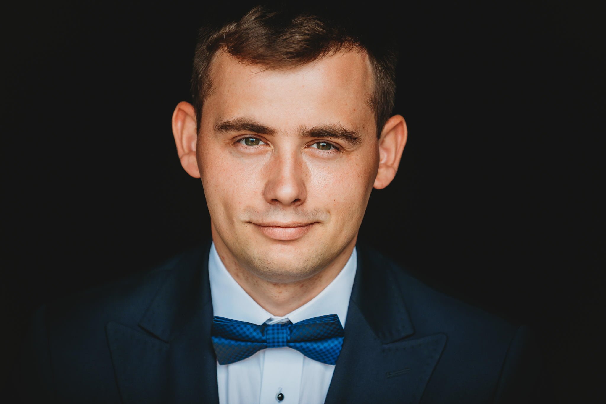 fotograf ślubny Turek, portret pana młodego, fotograf slubny, fotografia slubna,