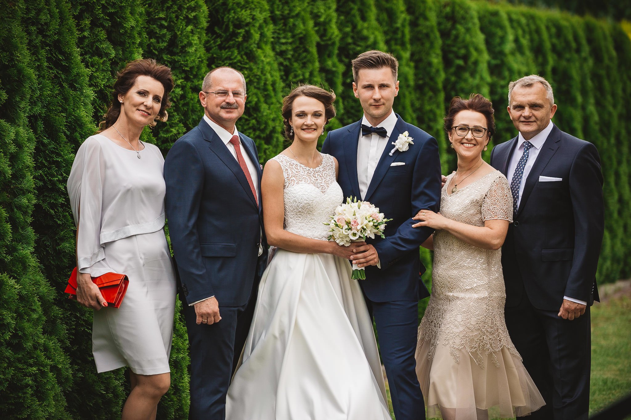 zdjęcia pozowane z rodziną, para młoda i rodzice, piękna pamiątka, zdjęcia ślubne