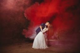 fotograf ślubny konin, para młoda w kolorowym dymie, sesja ślubna