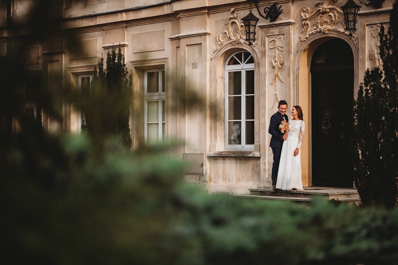 plener ślubny w Ciążeniu, park i pałac styl boho i glamour, sesja plenerowa dla pary młodej w okolicach Konina